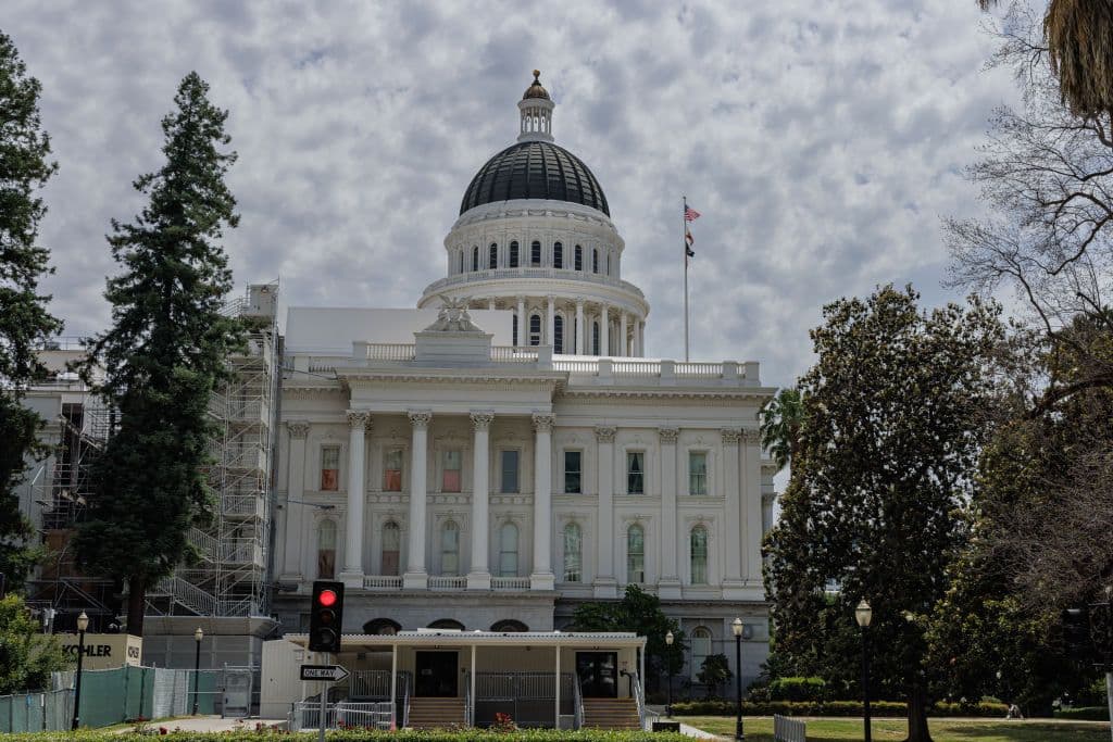 In a rare bipartisan vote, the California Senate voted to advance the sweepstakes casino ban bill.