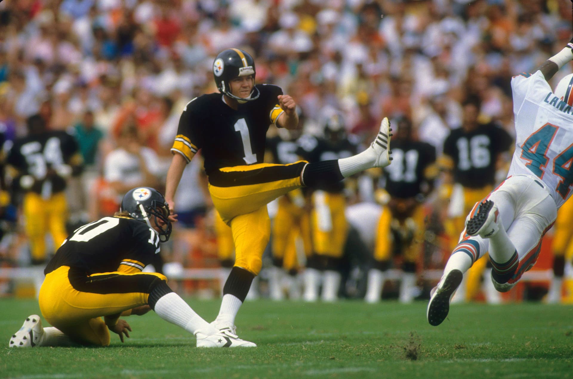 Kicker Gary Anderson #1 of the Pittsburgh Steelers