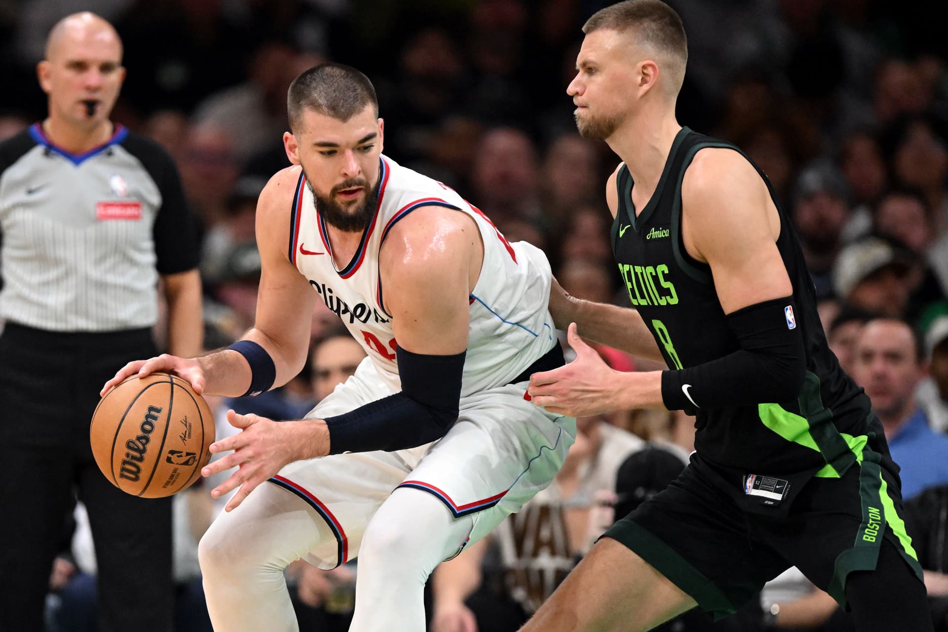 Ivica Zubac posts up against Kristaps Porzingis